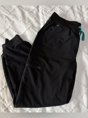 FIGS Women’s Zamora FreeX Lined Jogger Scrub Pants Black - Size Large Medical